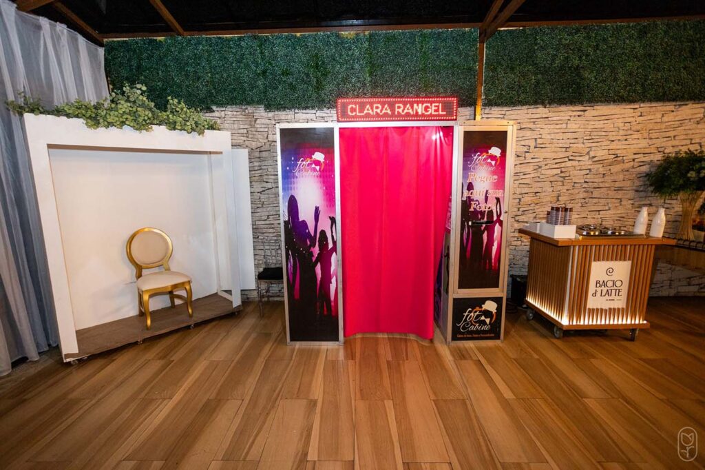 Cabine de fotos personalizada com o nome da debutante