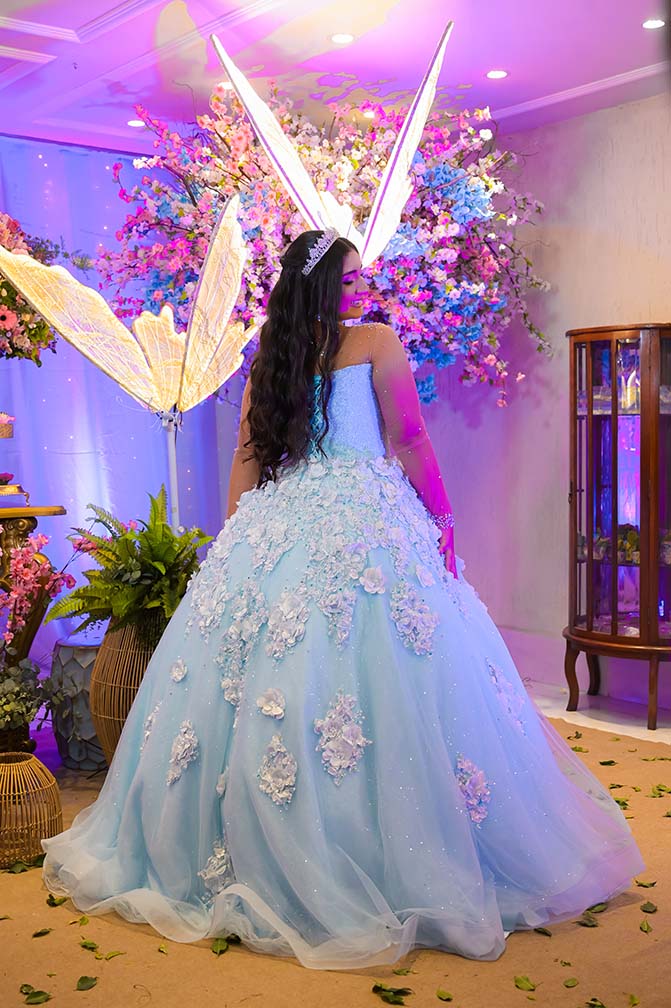 Debutante de costas mostrando a cauda do vestido azul