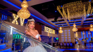 Debutante observa o salão decorado do mezanino durante a festa