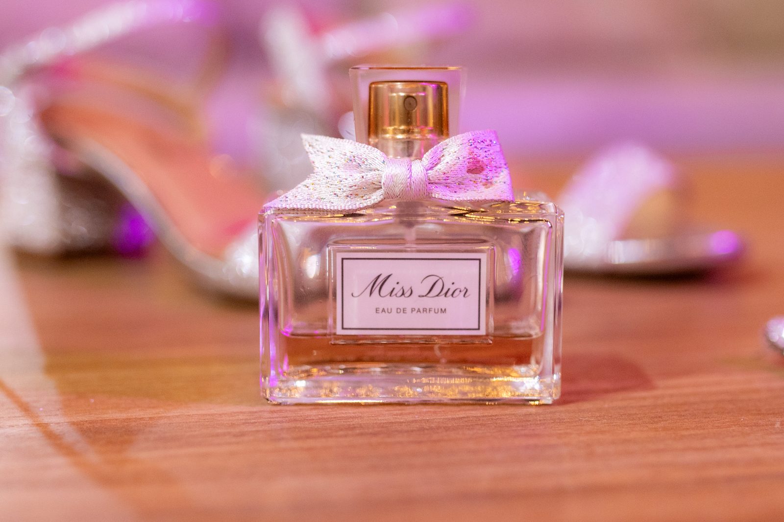 Perfume e sandalias em tom lilas nos detalhes do making of da debutante
