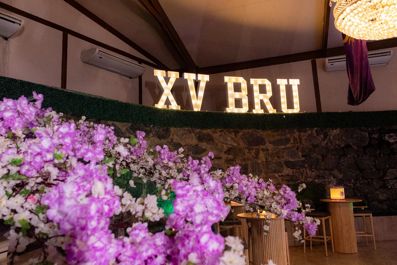 Detalhe da cascata de flores lilas que desce pela escadaria da torre