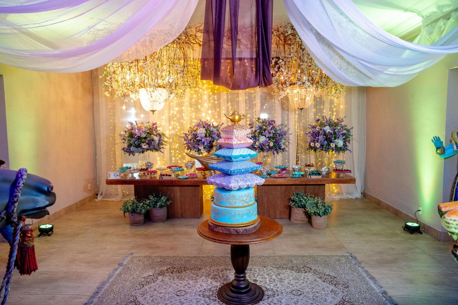 Bolo de 15 anos em azul turquesa e dourado no ambiente inspirado em Aladdin