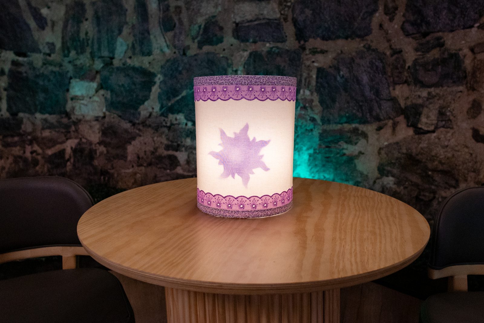 Lanterna decorativa com a estampa do sol de Corona sobre a mesa dos convidados