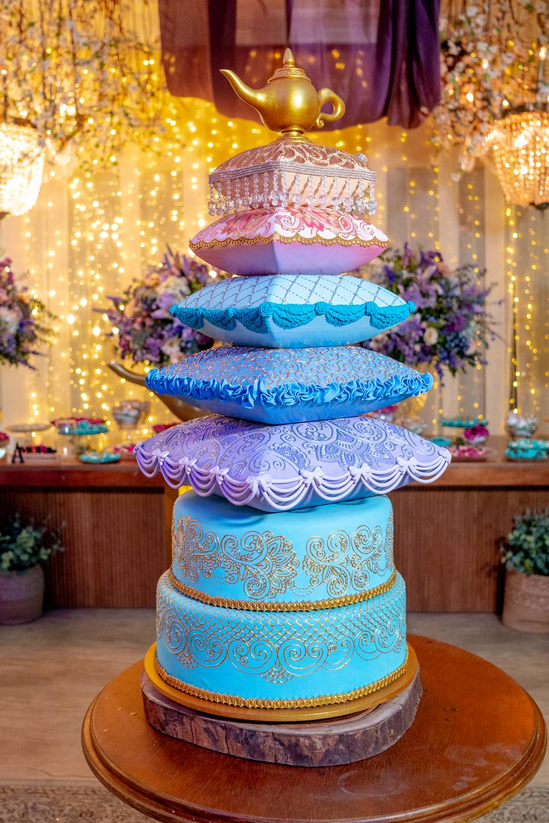 Detalhe do bolo de 15 anos com lampada dourada de Aladdin no topo