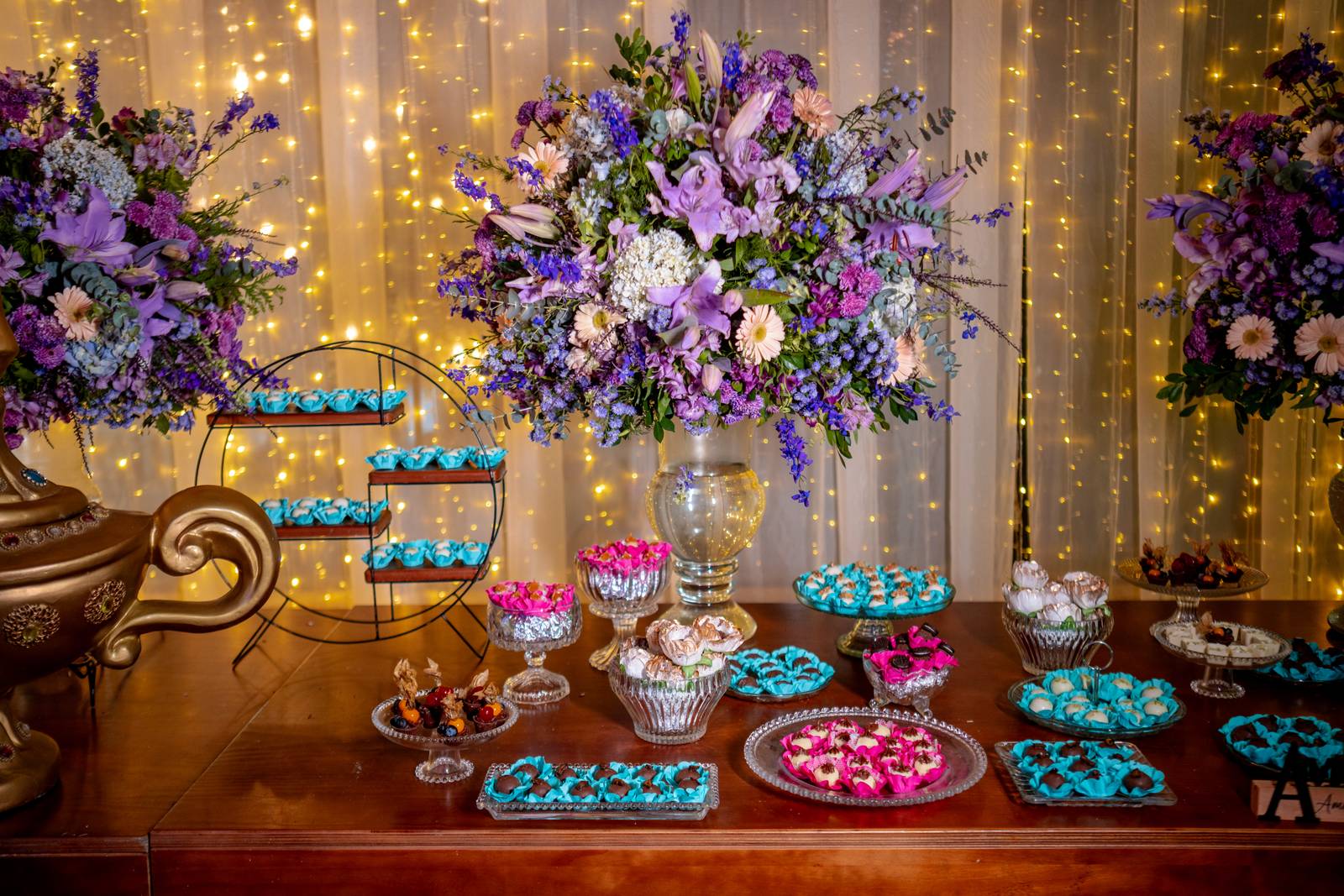 Mesa de doces em azul turquesa e pink na festa de 15 anos tema Aladdin