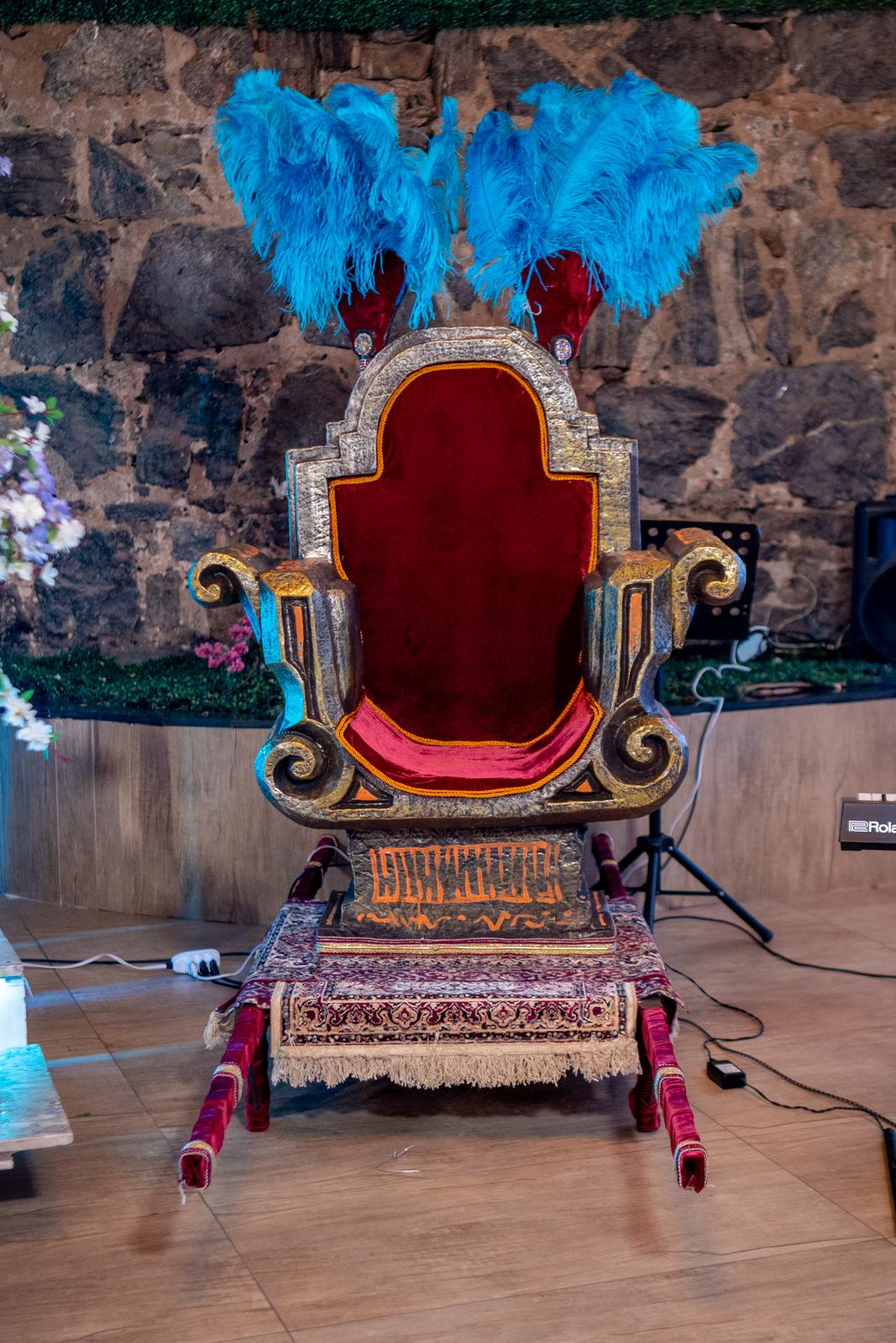 Trono arabe decorado com plumas azuis para a debutante