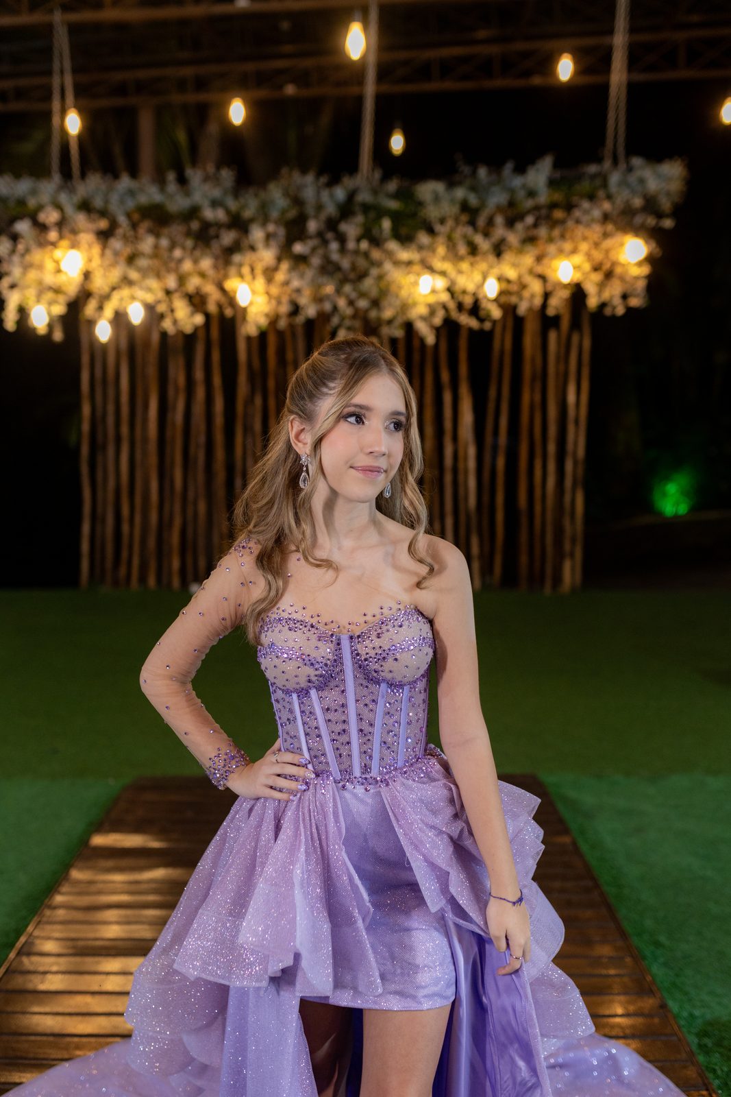 Debutante no segundo look, vestido lilas curto, no ensaio ao ar livre