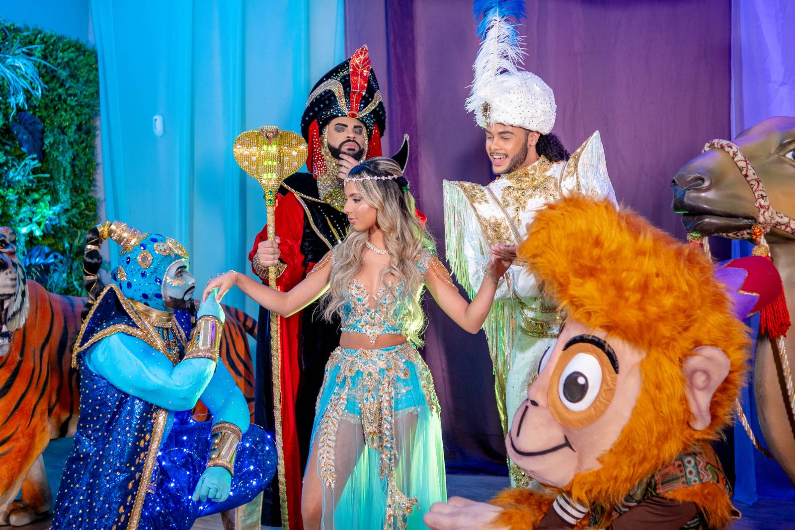 Debutante ao lado dos personagens de Aladdin, Jafar, Genio e Abu na festa de 15 anos