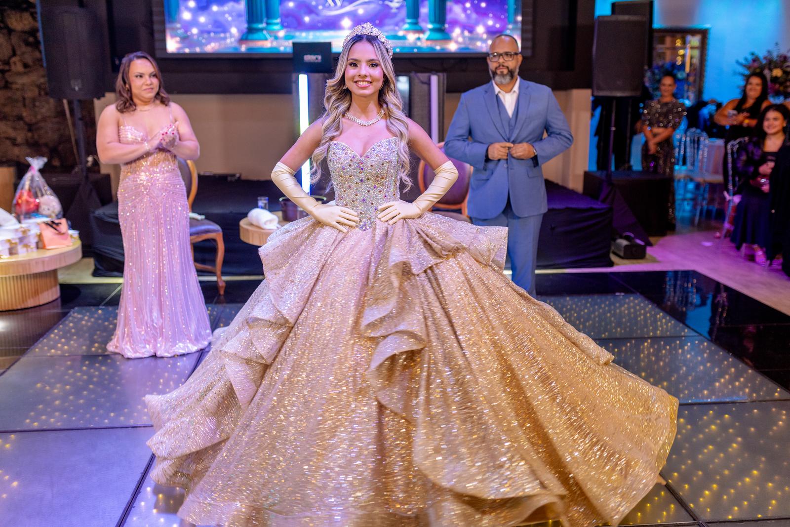 Entrada oficial da debutante acompanhada dos pais na festa de 15 anos