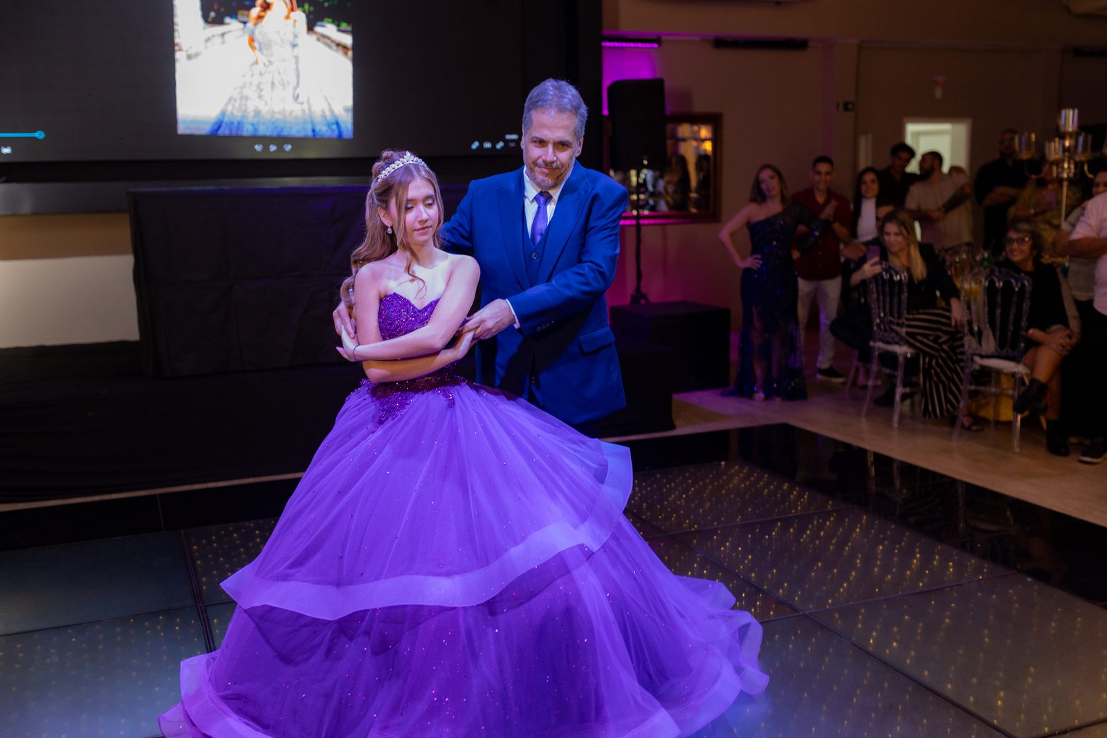 Valsa da debutante com o pai na pista iluminada da festa de 15 anos