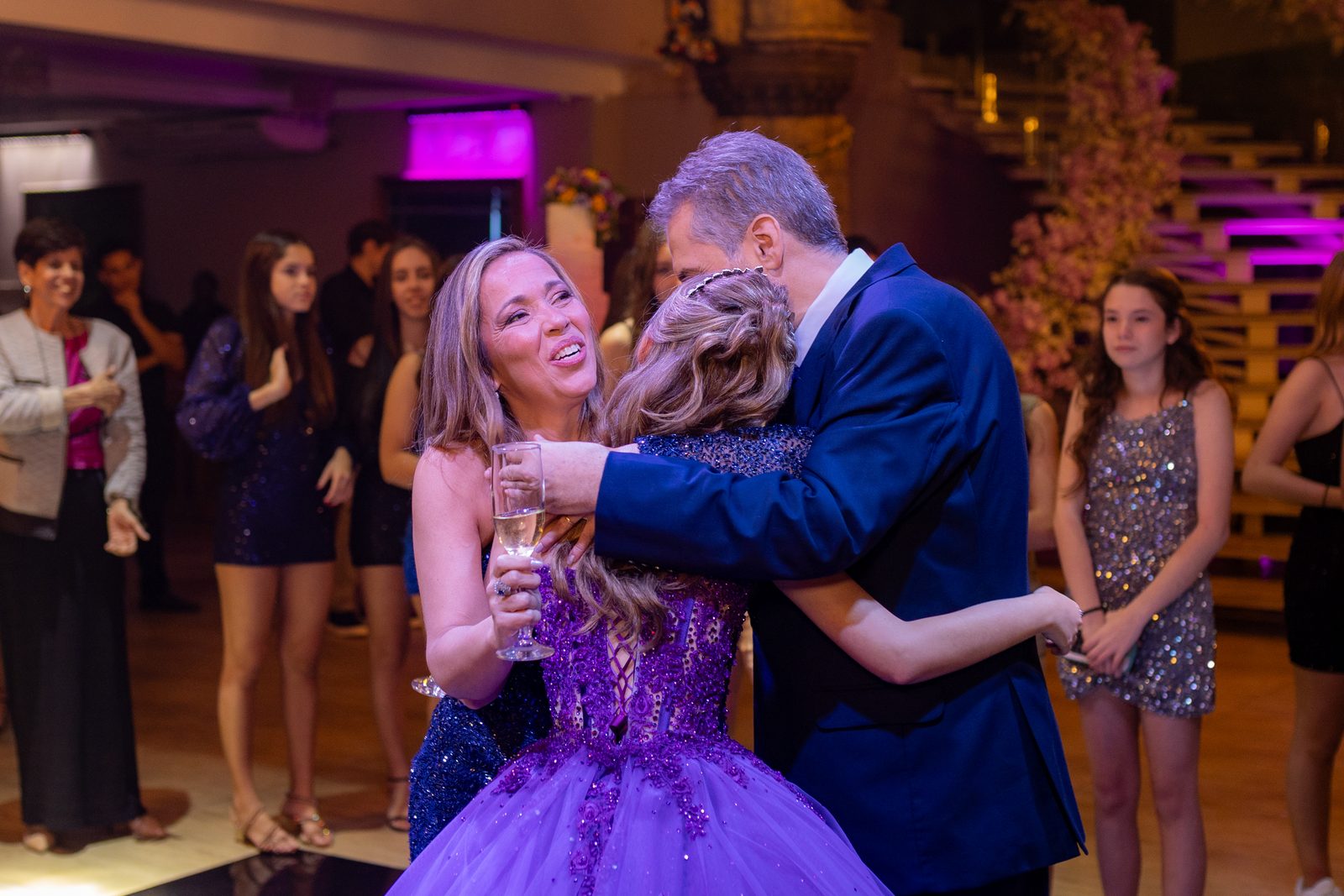 Brinde emocionado da debutante com os pais durante a festa de 15 anos