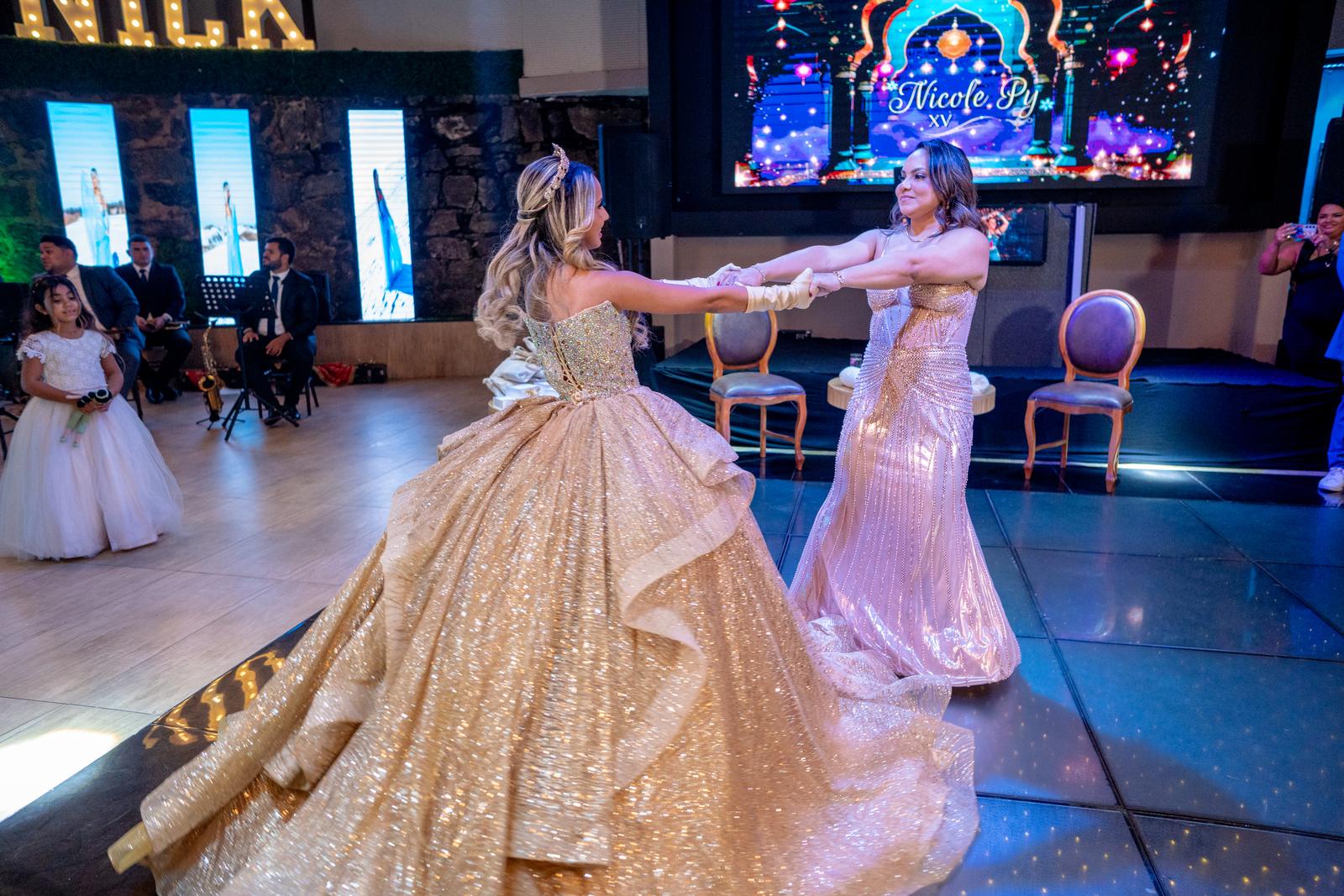 Valsa da debutante com a mae durante a festa de 15 anos