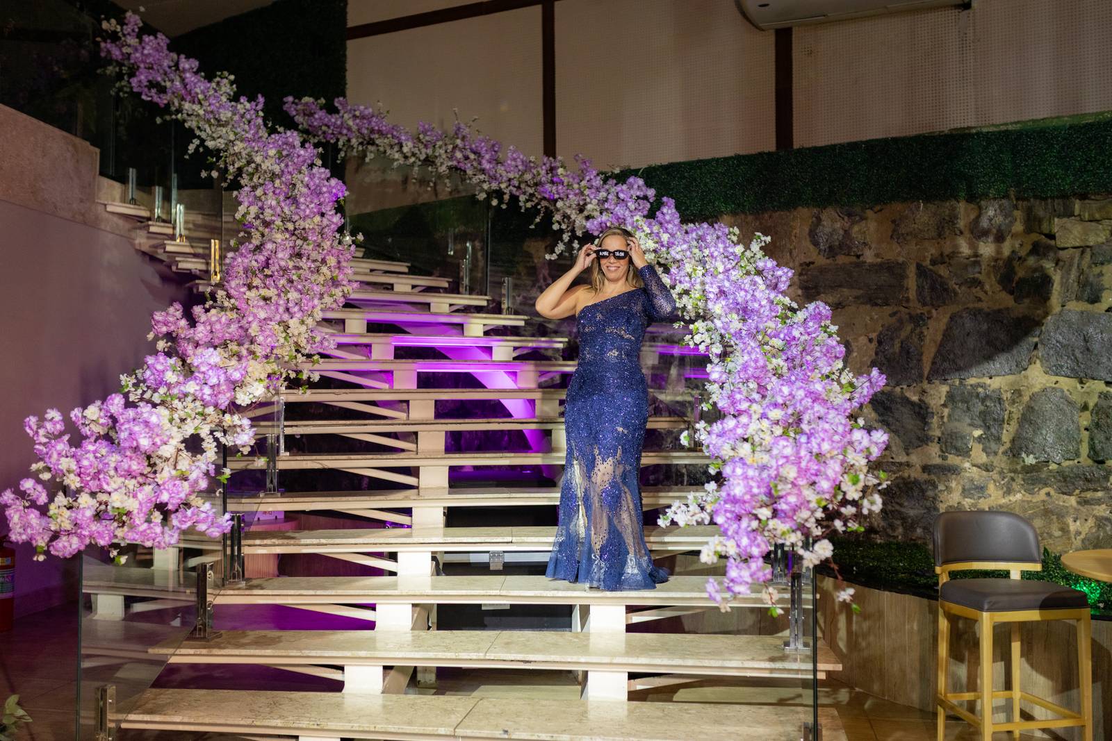 Escadaria decorada com arco floral em cascata de flores lilas
