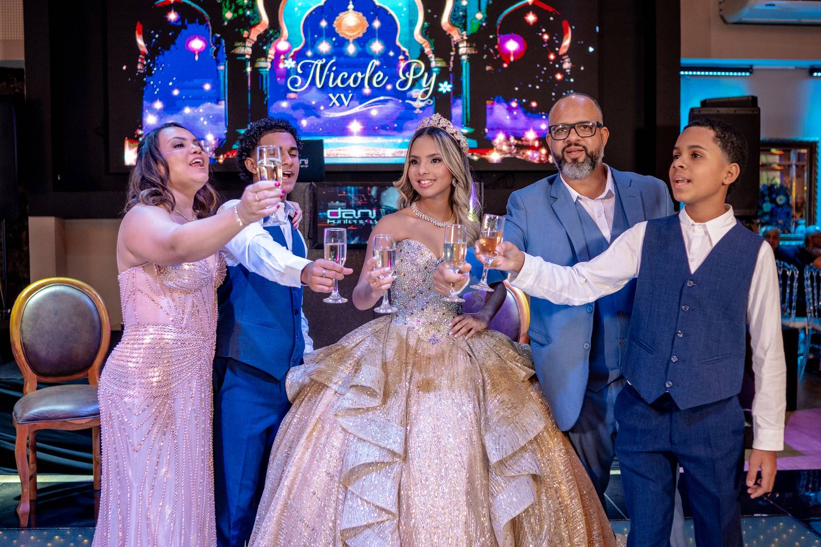Brinde da debutante com a familia diante do bolo de 15 anos